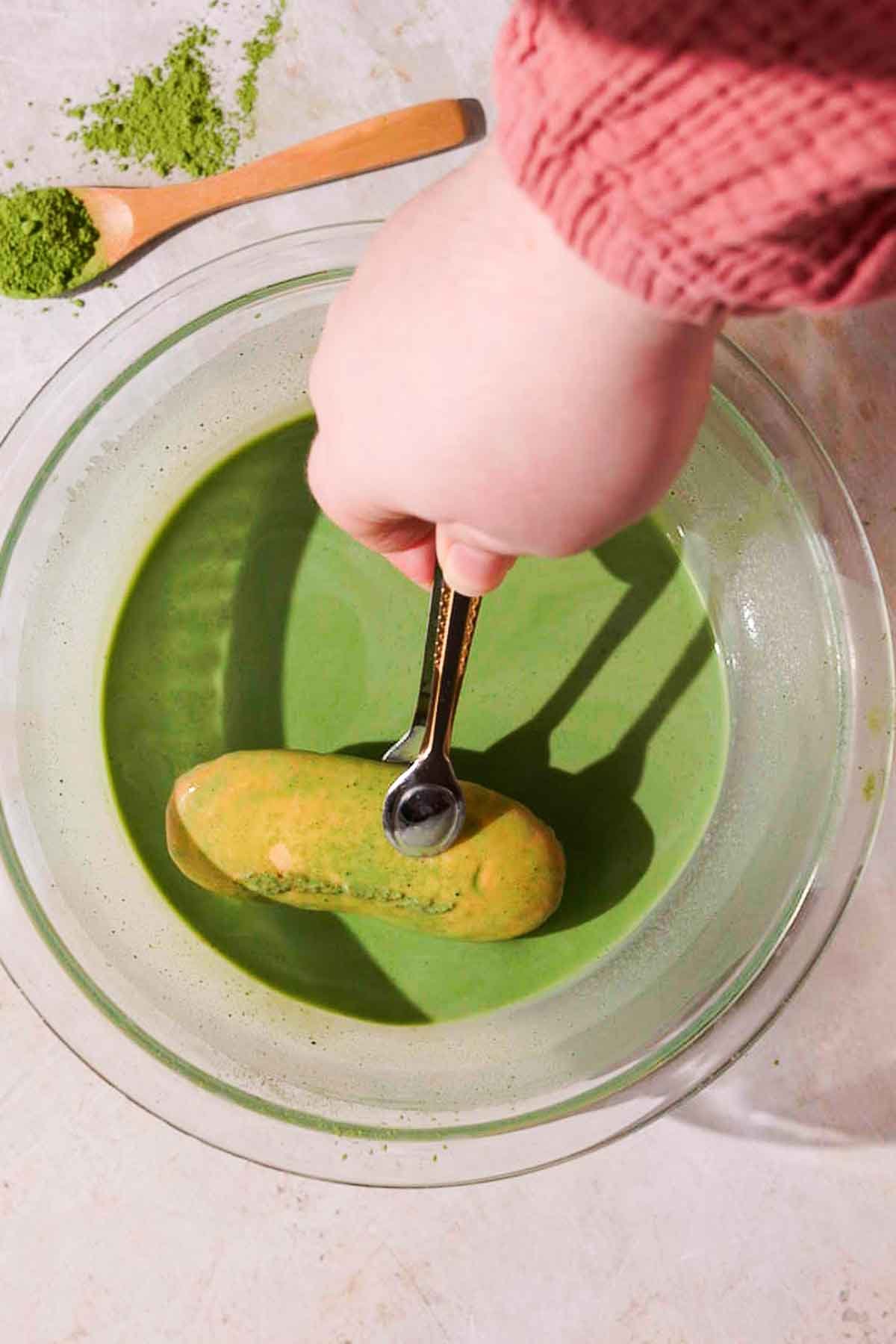 dip_ladyfingers_in_matcha_tea